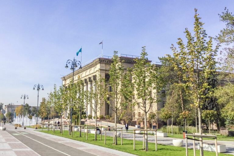 Vehreä Astana-aukio, jossa myös suihkulähteitä.