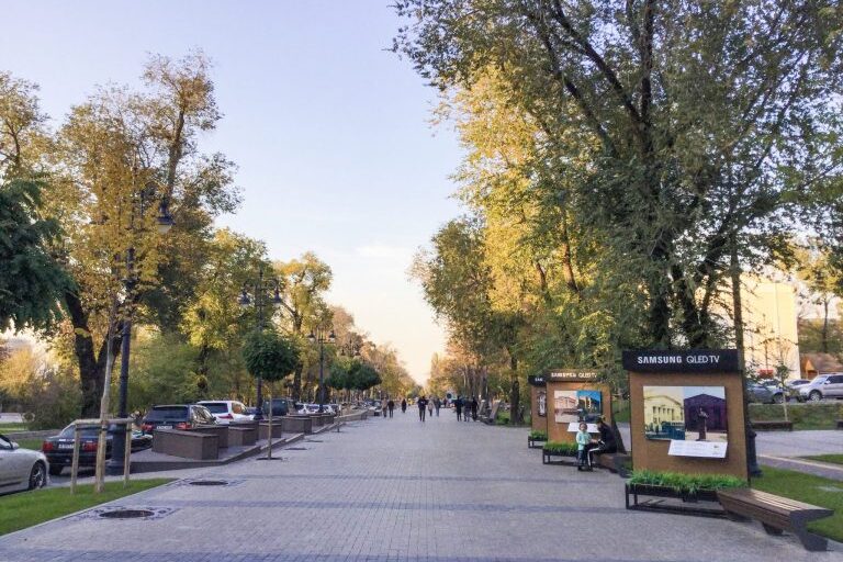 Leveä kävelykatu Almatyssa.