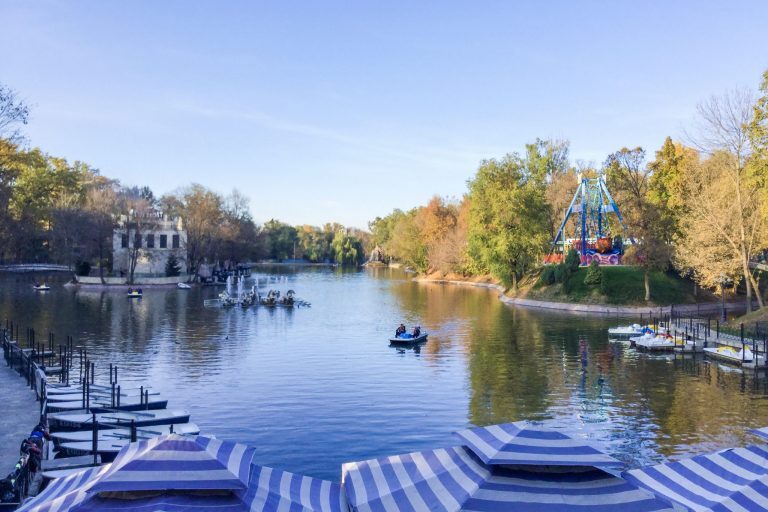 Pieni järvi, jossa muutama soutuvene.