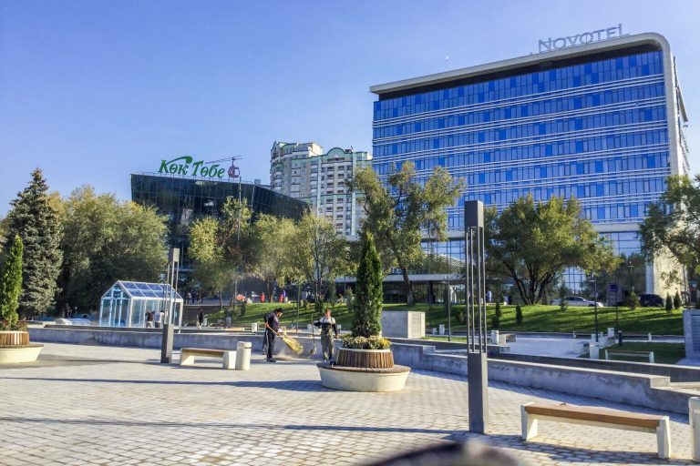 Iso rakennus jonka vasemmalla puolella on Kok Toben köysirata-asema.