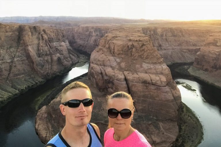 Matkabloggaajat Horseshoe Bendin reunalla Arizonassa.
