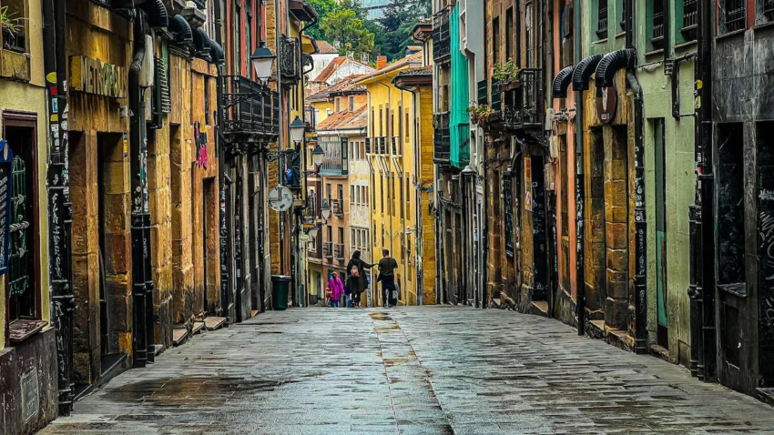 Kaunis Calle Mon -katu ja vanhoja rakennuksia, Oviedo.