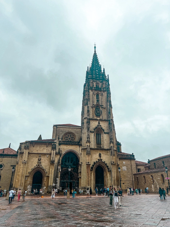 Aukio ja vanha katedraali Oviedossa