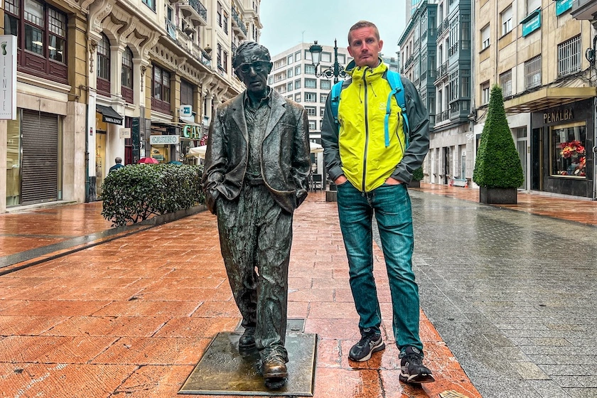 Woody Allenin patsas Oviedossa, vieressä seisoo miesturisti.