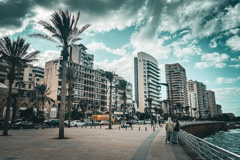 Rantakatu, jonka varrella korkeita rakennuksia ja palmu sekä vähän ihmisiä.