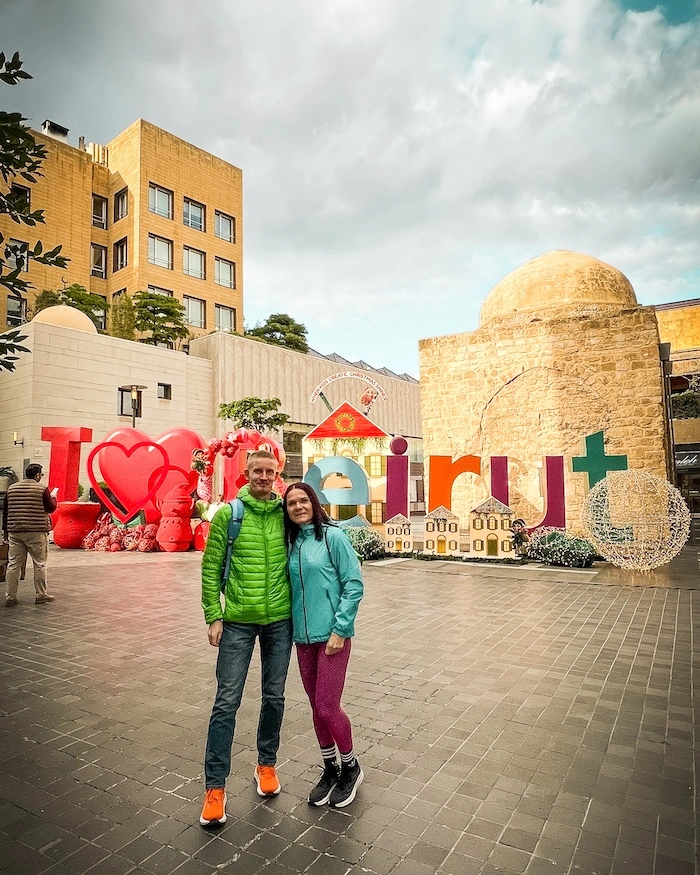 Pariskunta Beirut-kyltin edessä.