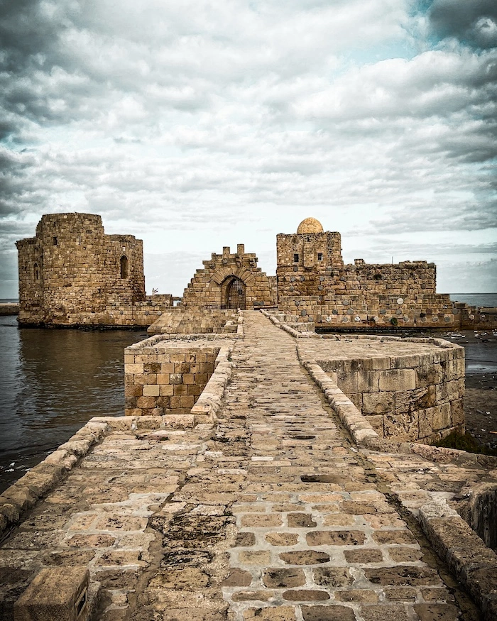 Merenrantalinna ja sen kivinen laituri Sidonissa, Libanonissa.