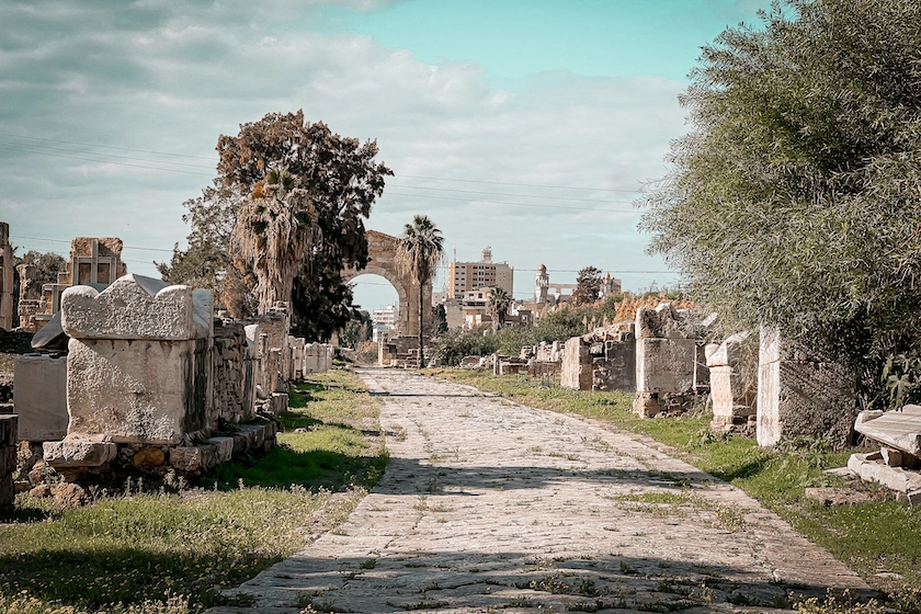 Vanha Rooman valtakunnan tie, jonka varrella raunioita.