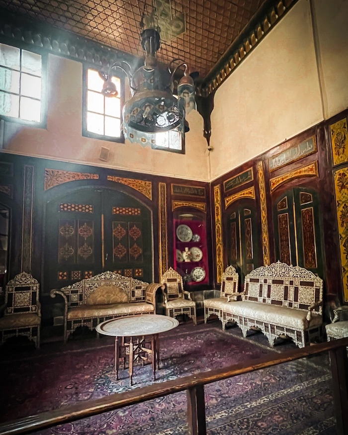 Palatsin sisätiloja, jossa näkyy vanhoja huonekaluja.