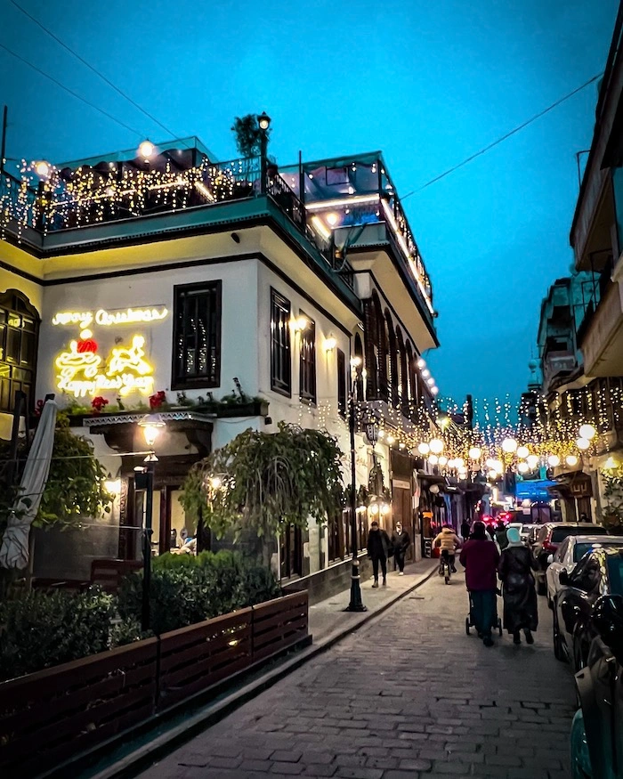 Damaskoksen keskuskatu Via Recta iltavalaistuksessa.