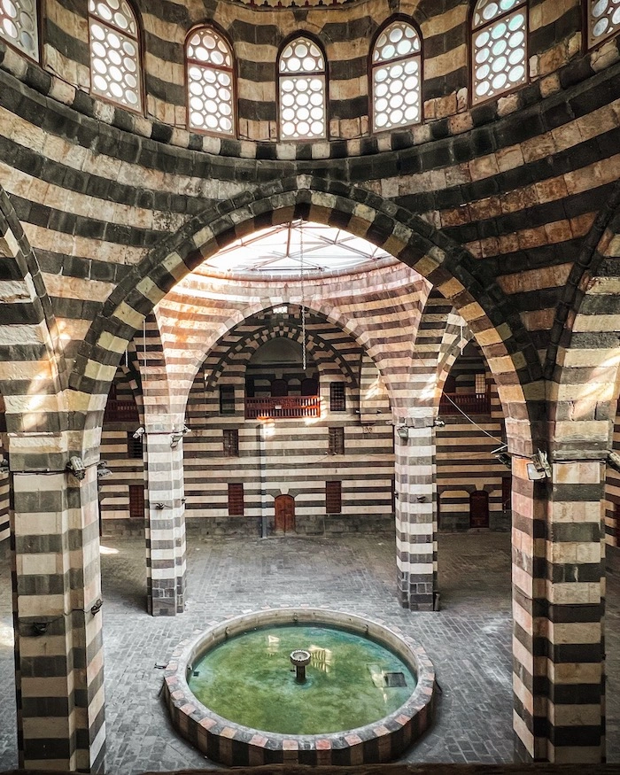 Hieno mustavalkoraitainen rakennus sisältäpäin kuvattuna Damaskoksessa Syyriassa.