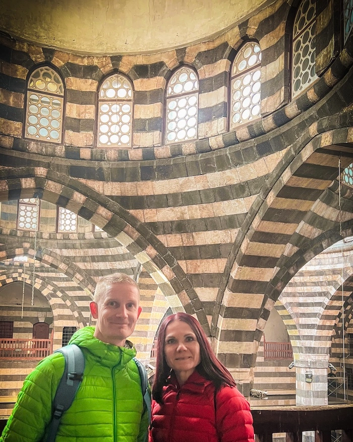 Turistipariskunta Khan Assad Basha -rakennuksen sisällä Damaskoksessa, Syyriassa.