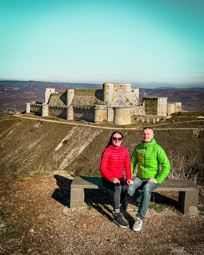 Turistipariskunta Krak des Chevaliers -linnan näköalapaikalla Syyriassa.