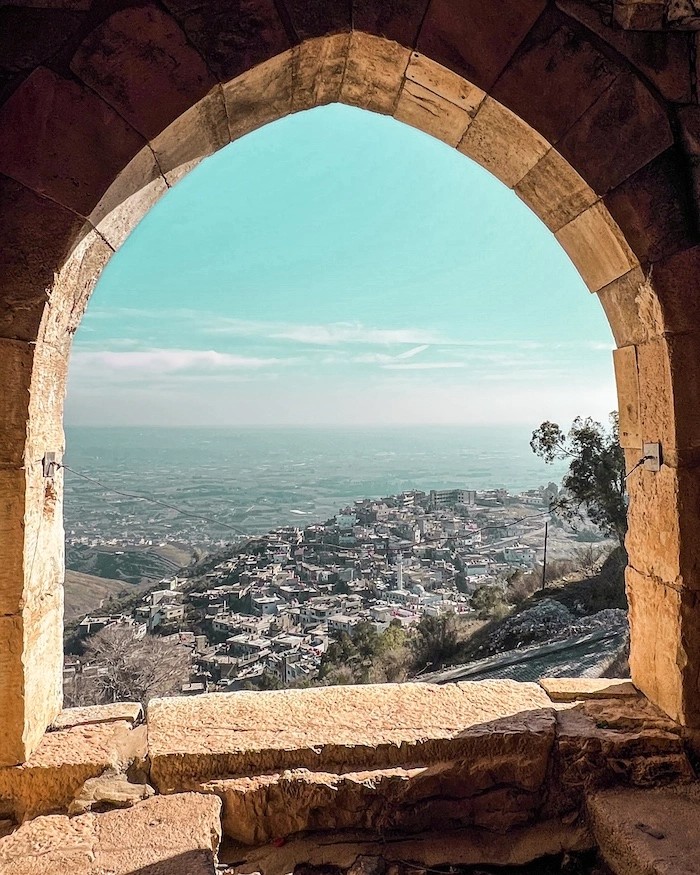 Linnan ikkuna-aukko, josta näkymä linnan ulkopuolelle Krak des Chevaliers -linnassa Syyriassa.
