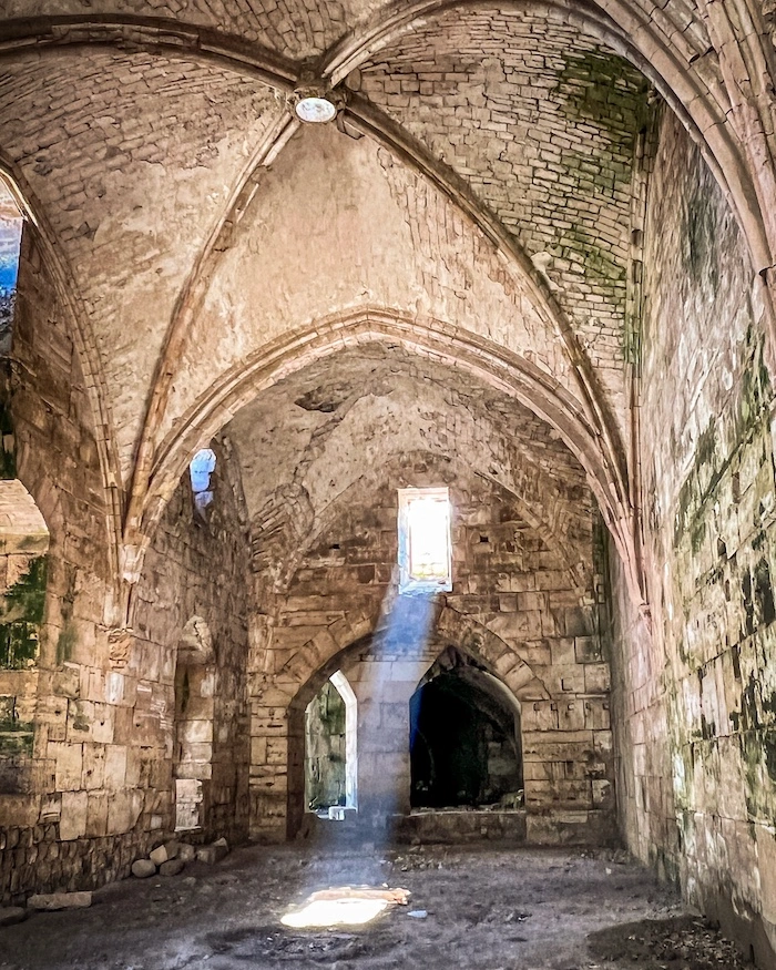 Vanhan ristiretkiaikaisen linnan sisäpuolta Syyriassa.