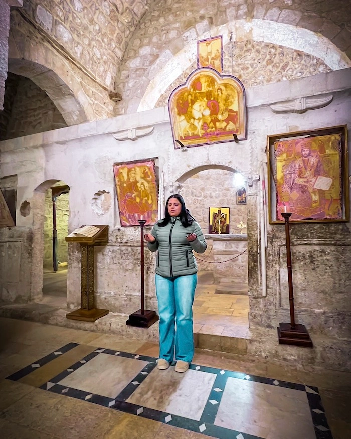 Nainen luostarin kirkon alttarilla