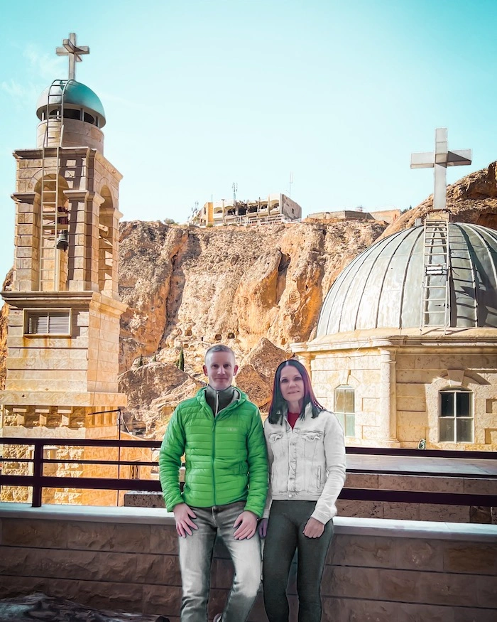 Turistipariskunta Maaloulassa, Syyriassa, taustalla näkyvät luostarin kupolit ja ristit.
