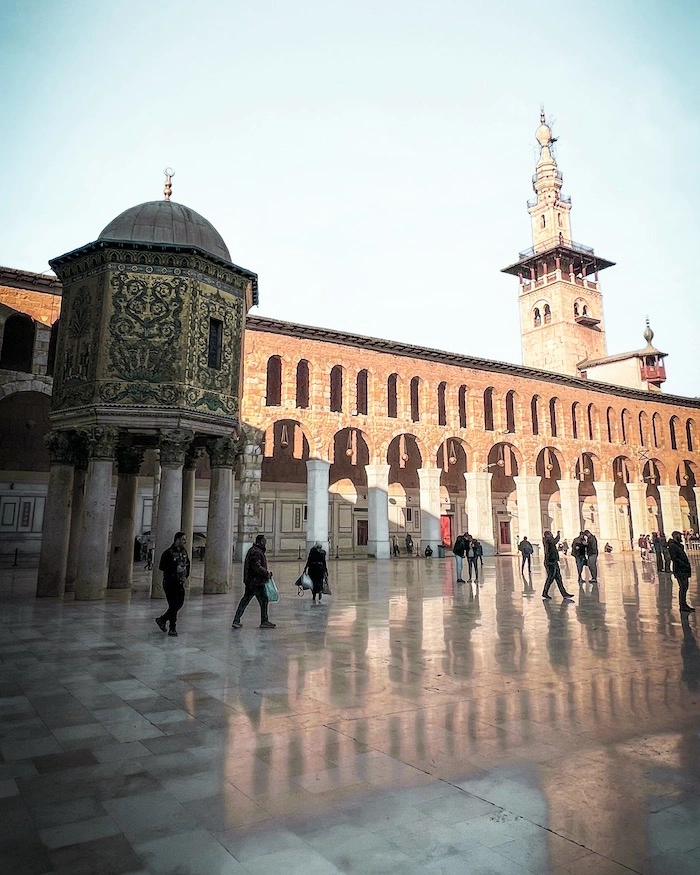 Omayyad-moskeijan sisäpihaa Damaskoksessa, Syyriassa