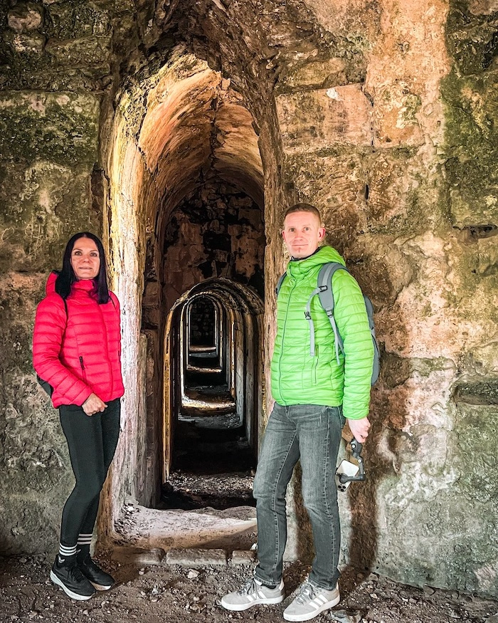 Turistipariskunta Krak des Chevaliers -linnan sisäpuolella.