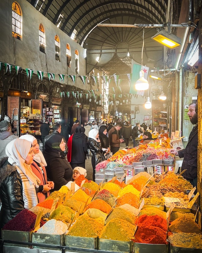 Maustesäkkejä ja paikallisia ihmisiä Damaskoksen markkina-alueella.