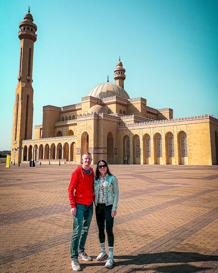 Turistipariskunta Bahrainin Suurmoskeijan edessä aukiolla.
