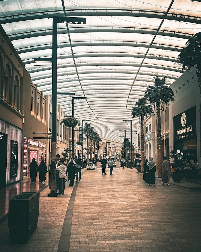 The Avenues -niminen ostoskeskus Bahrainissa. Kävelykatu, jonka varrella on kauppoja ja ravintoloita.