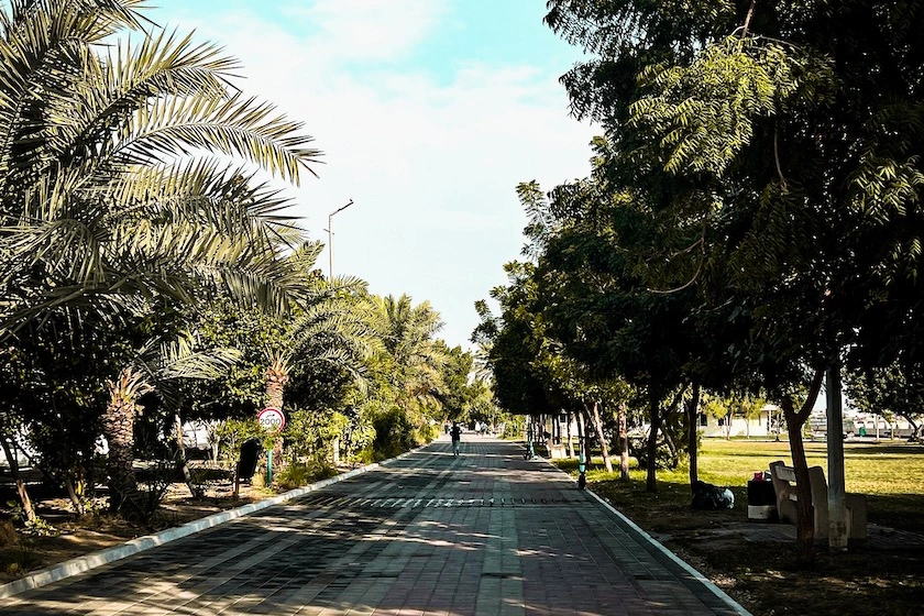 Leveä kävelykatu, jonka varrella on puita, Manama Cityssä Bahrainissa.