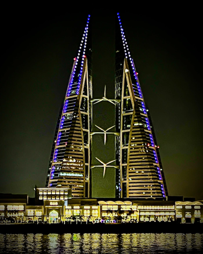 Bahrainin World Trade Centerin pilvenpiirtäjät iltavalaistuksessa.