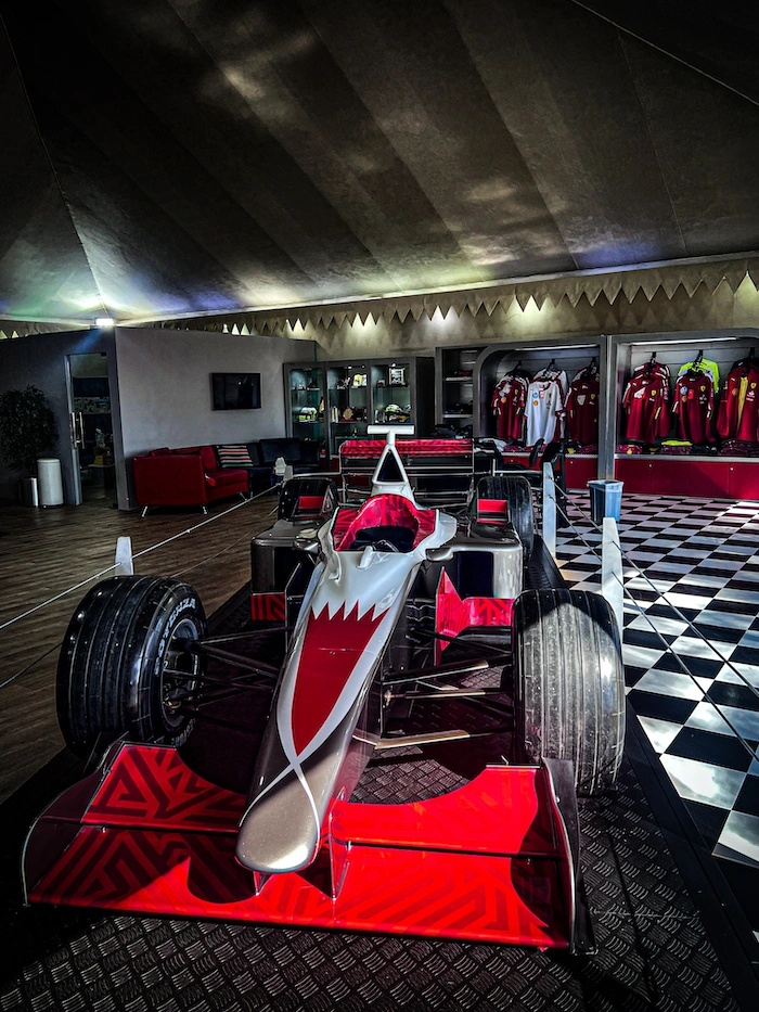Punainen formula1-auto Bahrainin formularadan kaupassa.