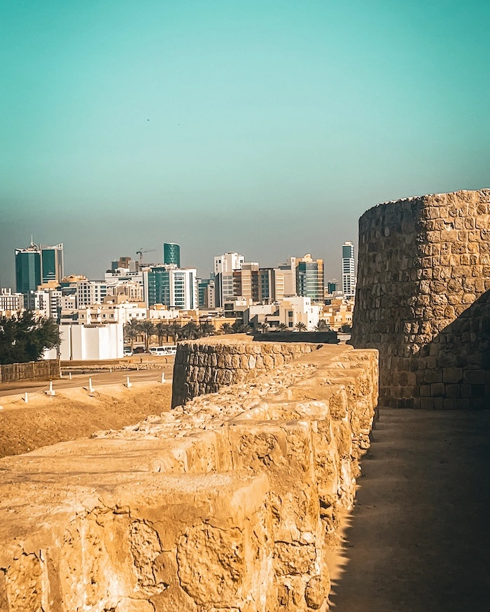 Bahrainin linnoituksen muureja, taustalla näkyy Manama Cityä.