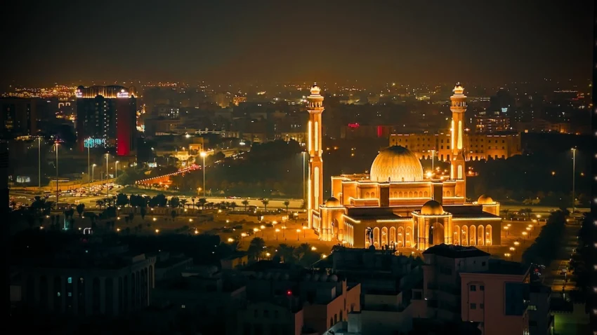 Bahrainin Suurmoskeija iltavalaistuksessa yläviistosta kuvattuna.