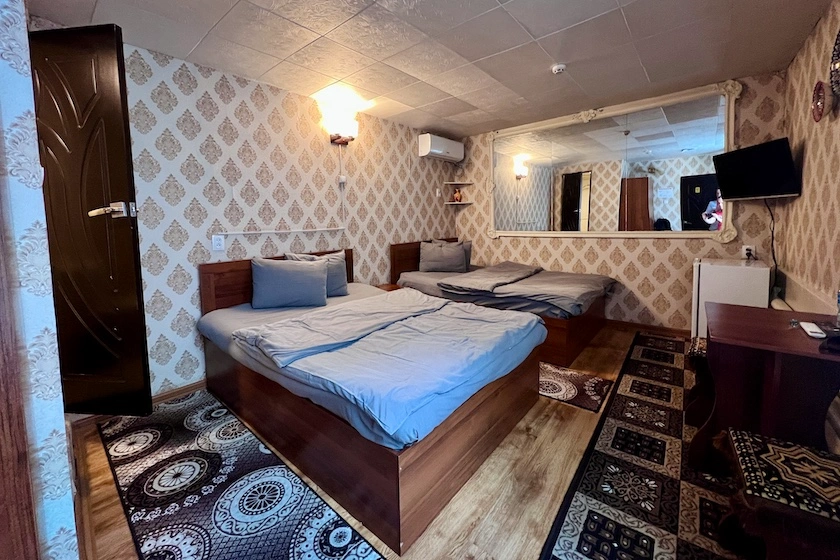 Pieni hotellihuone Anvar's Guests -majapaikassa Taškentissa.