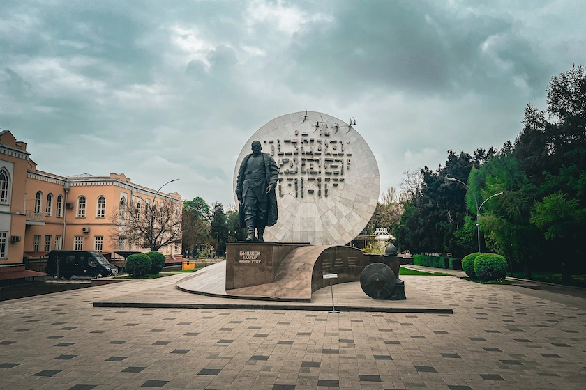 Monumentti aukiolla Biškekissä Kirgisiassa.