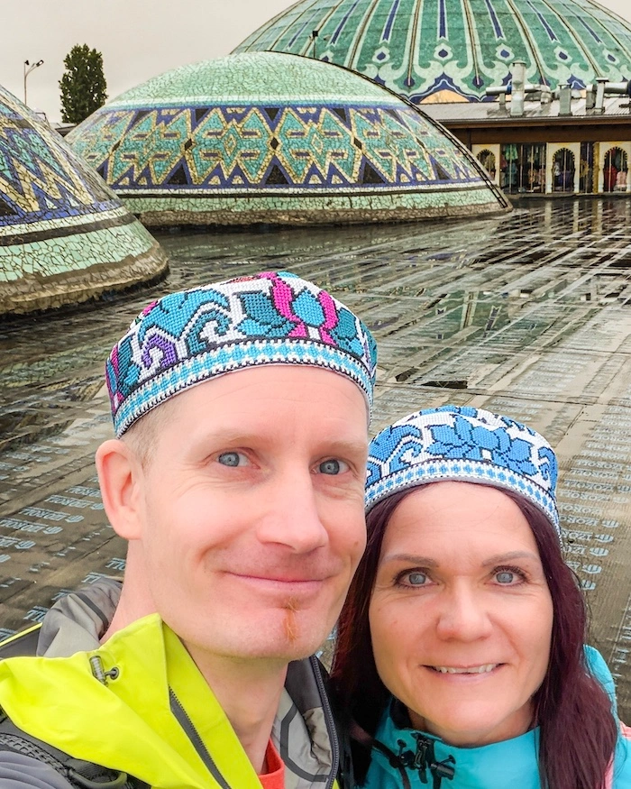 Kaksi turistia uzbekistanilaisissa hatuissa Chorsu-basaarilla Taškentissa.