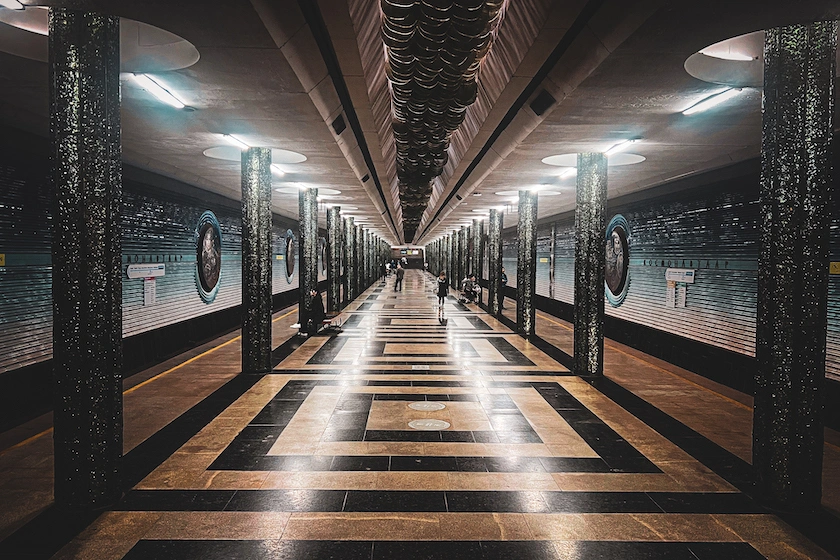 Cosmonauts-metroasema maan alla kuvattuna.