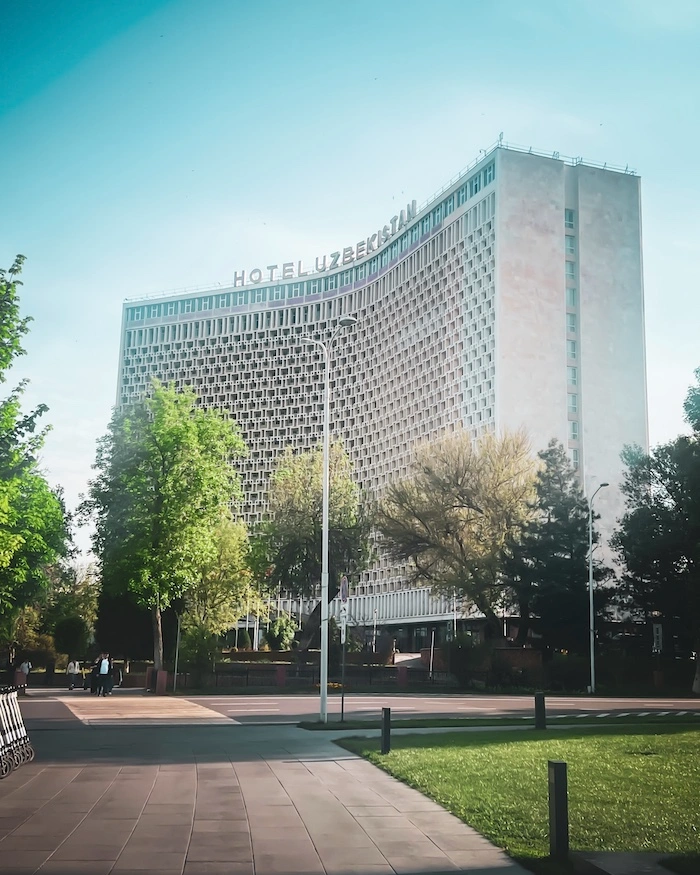 Suuri vaalea hotelli Taškentissa, Uzbekistan-hotelli
