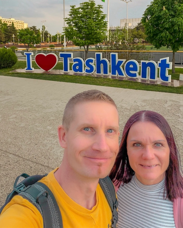 I love Tashkent -kyltti ja kaksi turistia sen edessä.