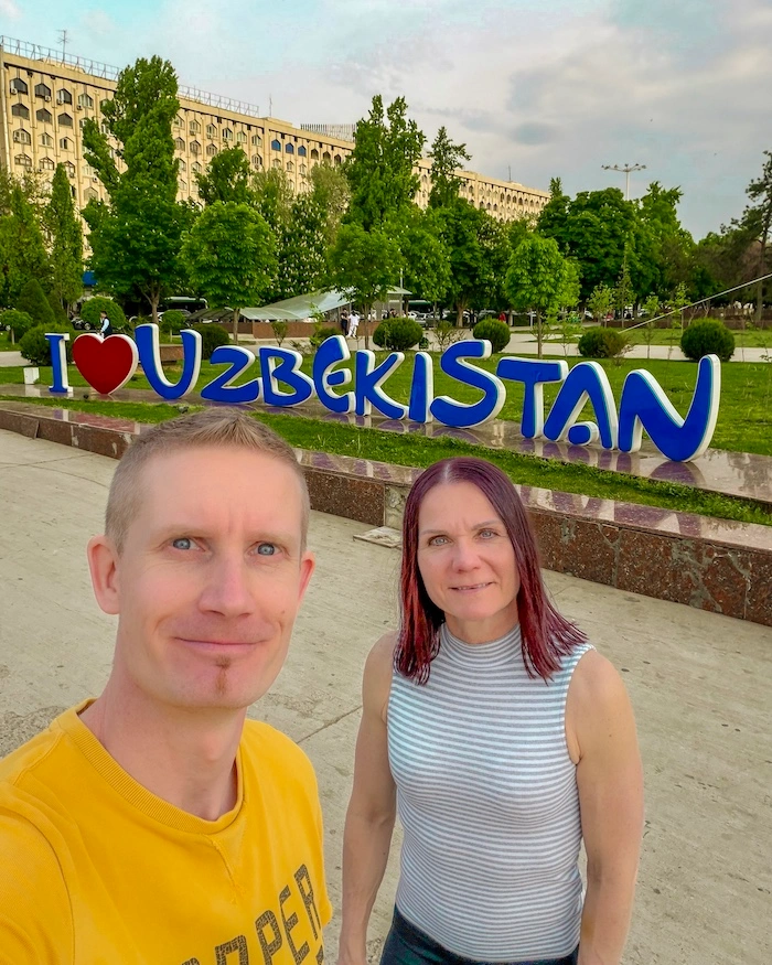 I love Uzbekistan -kyltti ja kaksi turistia sen edessä.