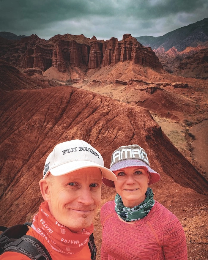 Kahden turistin selfie Konorchok-kanjonilla Kirgisiassa.