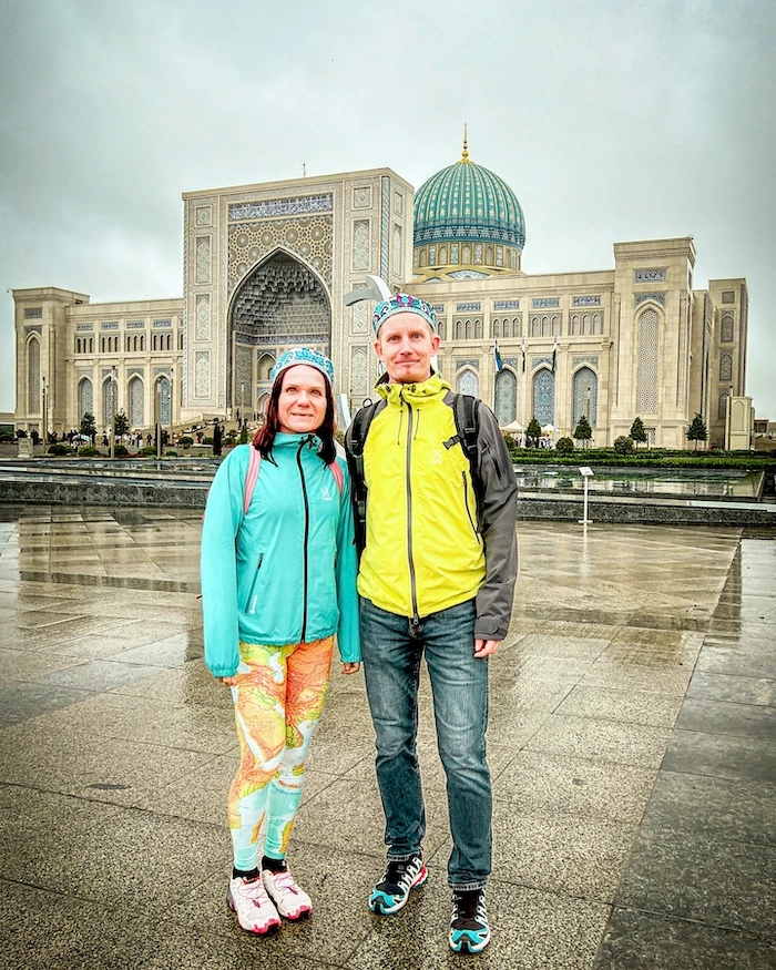 kaksi turistia islamilaisen sivilisaation kulttuuri- ja tutkimuskeskuksessa Taškentissa, Uzbekistanissa.
