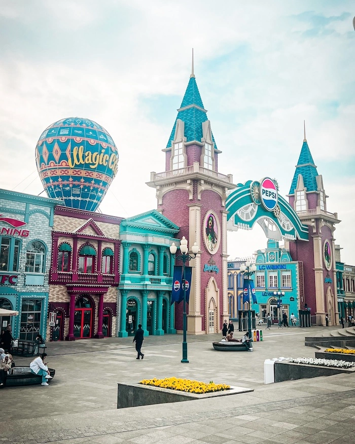 Värikäs Magic City -viihdekeskus Taškentissa, Uzbekistanissa