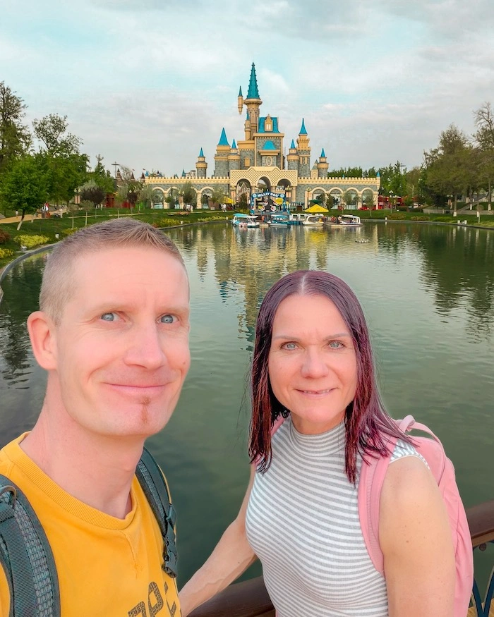 Kaksi turistia Taškentin Magic Cityssä.