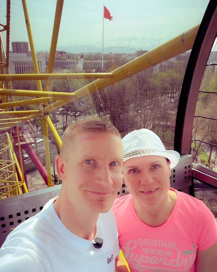 Kaksi turistia maailmanpyörässä Biškekissä.