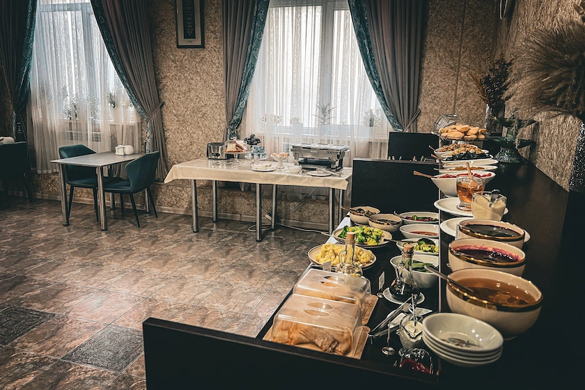 Hotellin aamupala Shah Palacessa Biškekissä.