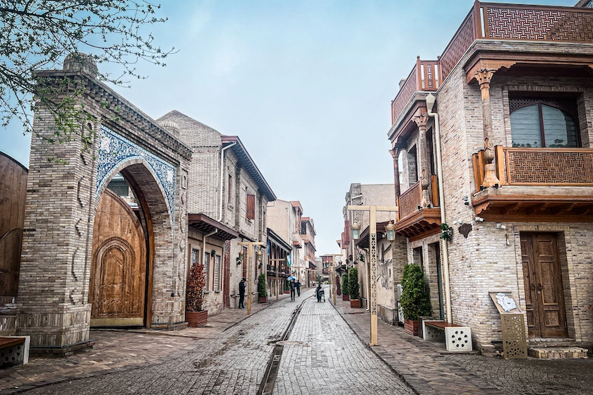 Vanhanaikaisia ruskeita kivitaloja Taškentissa, Uzbekistanissa.