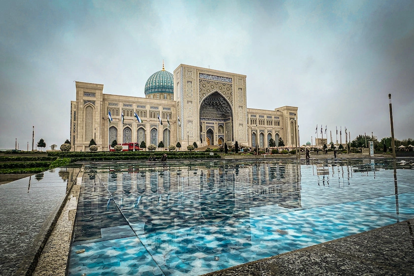 Islamilainen kulttuurikeskus ja sen edustalla oleva vesialue Taškentissa, Uzbekistanissa.