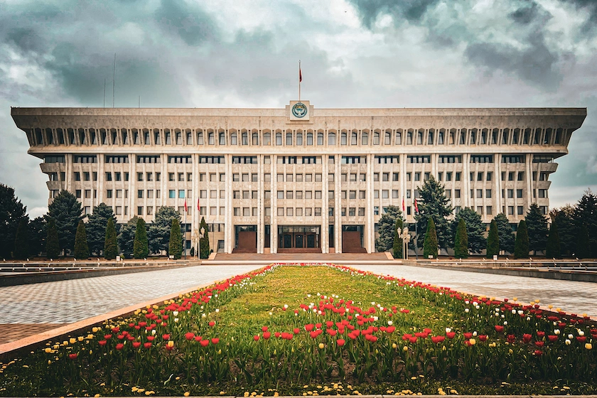 White House eli vaalea rakennus, edustalla kukkia, Biškekissä Kirgisiassa.