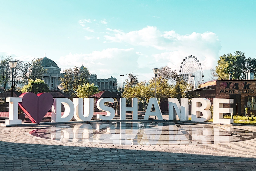 Dushanbe-kyltti valkoisilla kirjaimilla