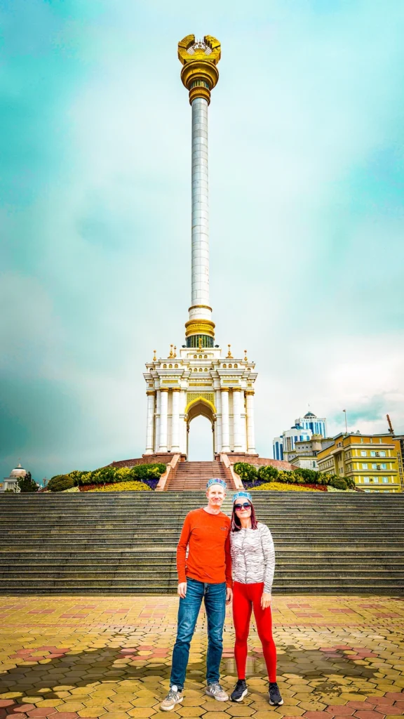 Kaksi turistia monumentin edessä Tadžikistanissa.