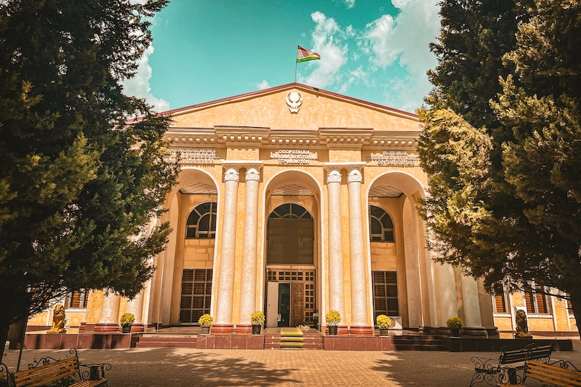 Vaaleankeltainen museorakennus Dušanbessa.